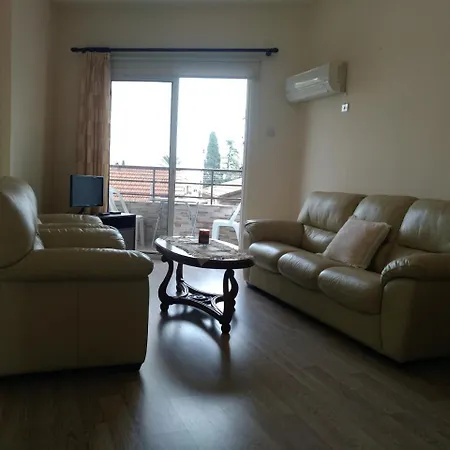 Cozy Two Bedroom דירה