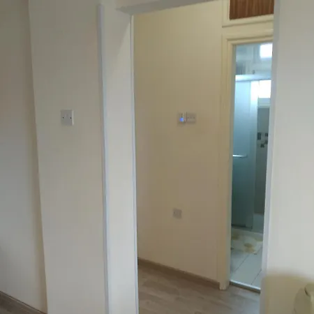 Cozy Two Bedroom דירה *