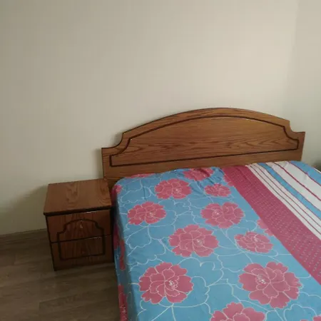Cozy Two Bedroom דירה